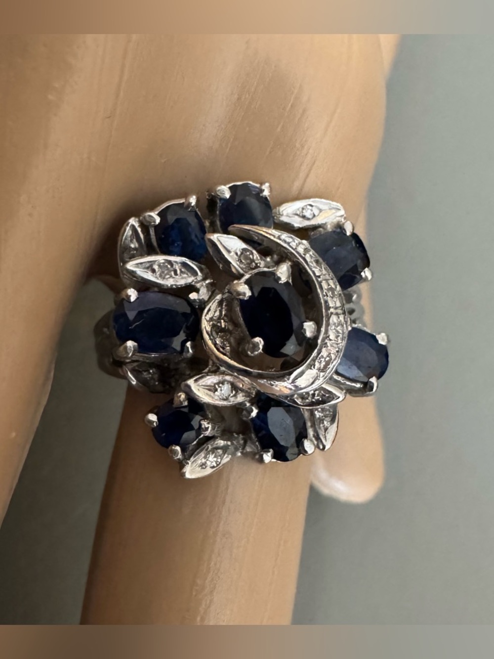 Vintage Platinum Diamond & Sapphire Ring. - Picture 6 of 12